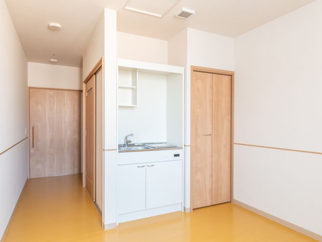 明るい居室の一角 居室 自然光が差し込む明るい居室です。シンプルで快適な職場環境を提供しています。