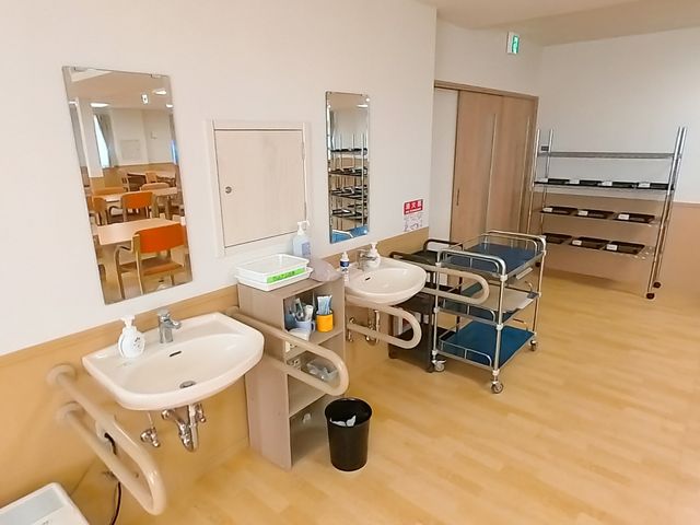 洗面台のある部屋 洗面台 洗面台が2つ設置されており、清潔に保たれた空間です。この場所でスムーズな準備が可能です。