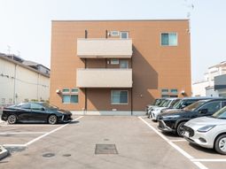 駐車場と建物外観