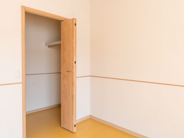 シンプルな居室 居室 シンプルで使いやすい居室には、クローゼットが完備されています。快適な空間でお仕事をしてみませんか。