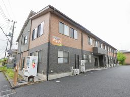 多くの窓がある外観