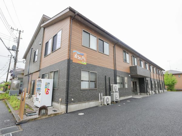多くの窓がある外観