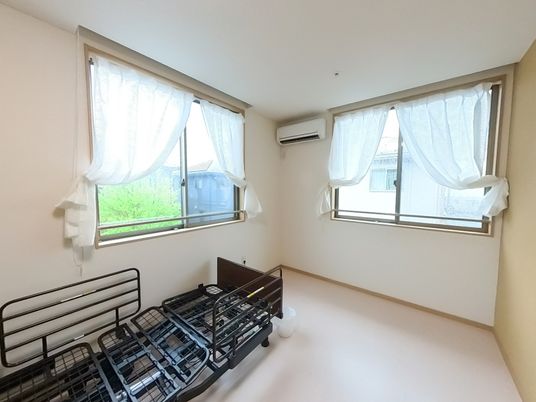 明るい窓のある居室