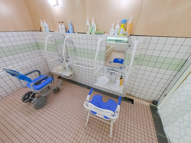 清潔な浴室 浴室 明るい照明の下で、機能的な設備が整った清潔な洗面エリアです。