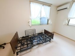 広い窓の居室