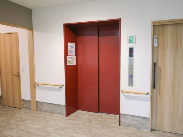 安全な乗降ができるエレベーター エレベーター 広々とした乗り口で、快適な移動が可能です。手すりもあり、安全性が高まっています。