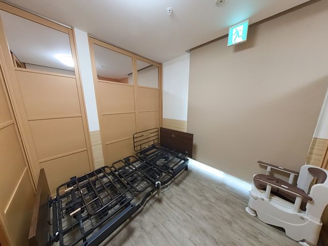 ベッドがある居室 居室 木の温もりを感じる広い居室にベッドが整然と配置されています。リラックスできる空間です。