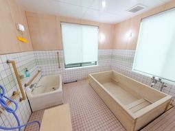 木製浴槽のある浴室
