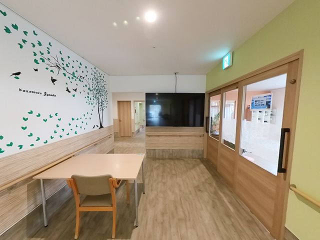 テレビが置かれた廊下 廊下 明るい空間の廊下です。壁の装飾が心地良い雰囲気を作り出しています。