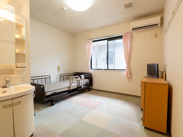 自然光が差し込む居室 居室 明るい自然光が差し込む広々とした居室です。温かみのある雰囲気で快適に過ごせます。