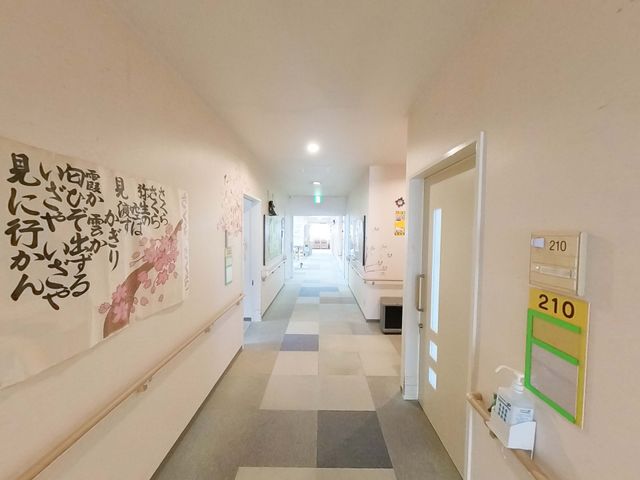 柔らかい色調の廊下 廊下 やわらかい色味の廊下が広がり、温かみのある空間です。壁には心安らぐメッセージが飾られています。