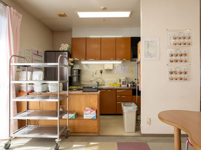 陽光が差し込むキッチン キッチン 明るいキッチンでは、効率よく料理ができる設備が整っています。家庭的な環境で働くことができます。