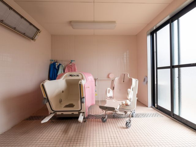 清潔な浴室設備 浴室 温かな光が差し込む洗い場では、安全かつ快適に入浴をサポートする設備が整っています。
