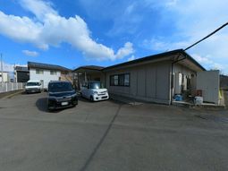 車が並ぶ建物外観