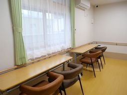 明るい日差しが差し込む居室