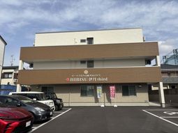 三階建ての建物外観