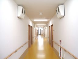 手すり付きの廊下