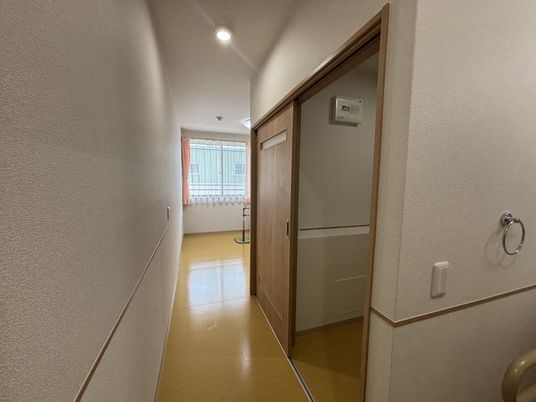 明るい廊下の入口