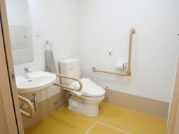 手すり付きのトイレ
