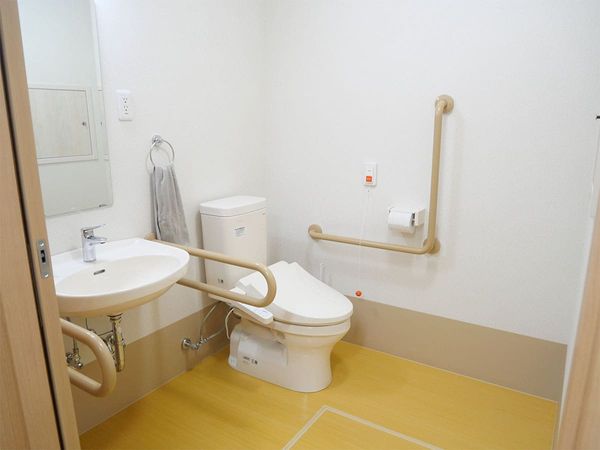 手すり付きのトイレ