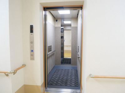 安全装置付きのエレベーター