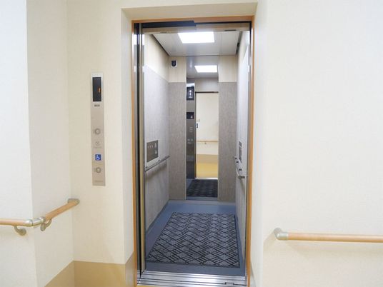 安全装置付きのエレベーター