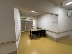 壁に沿ったテーブル廊下