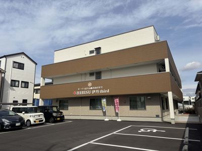 駐車場と建物の外観