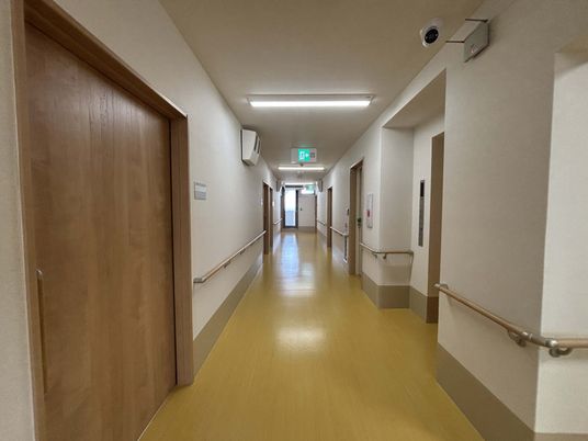 手すり付きの廊下