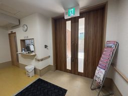 ドアと掲示物の廊下