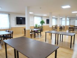 自然光が入る広い部屋