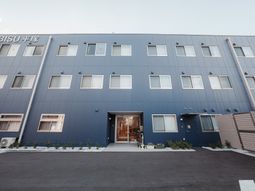 青い外観の建物