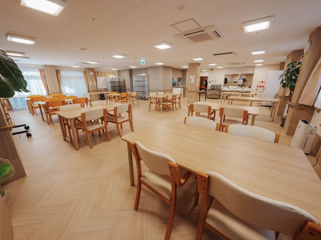 広々とした食堂 食堂 木製のテーブルと椅子が並び、自然光が心地よく差し込む広々とした明るいスペースです。