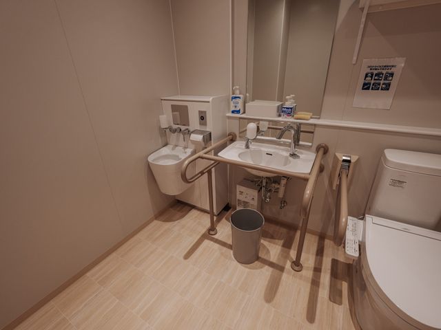 使いやすい洗面台 トイレ 手すりが付いた安全な洗面台で、利用者の方が安心して使えるスペースです。