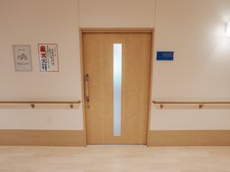 明るい木製ドアの廊下