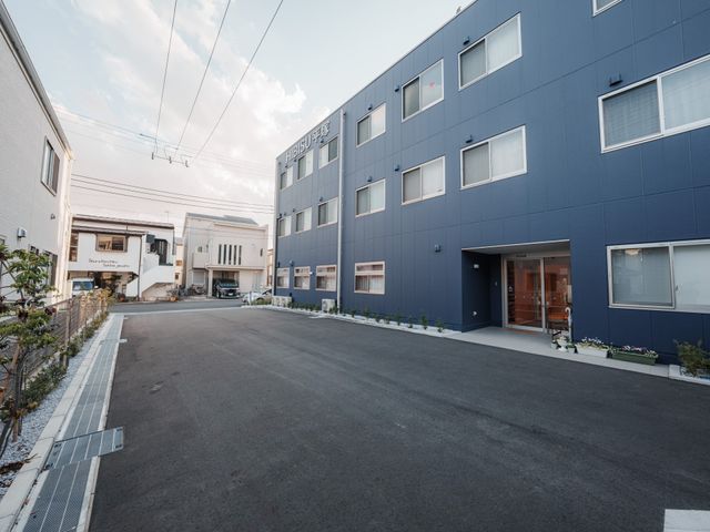 広々とした外観 外観 明るく広々とした施設の前庭では、駐車スペースも余裕があります。働く環境としても便利です。