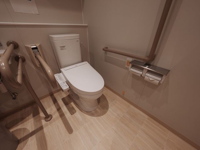 使いやすいトイレ トイレ 手すりが設置されたトイレは、安全面に配慮されています。清潔感も保たれ、快適にご利用いただけます。