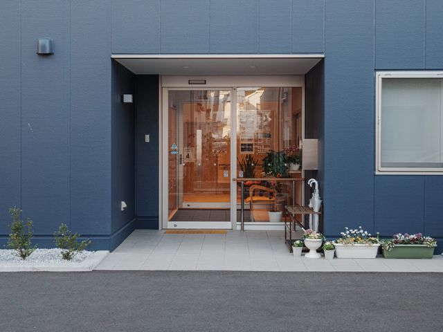 植栽と入り口 エントランス 広々としたエントランスには植物が配置され、温かみのある空間が広がっています。