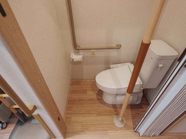 安全設計のトイレ トイレ 手すりが設置された安心のスペースです。快適に利用できるよう細部まで配慮されています。