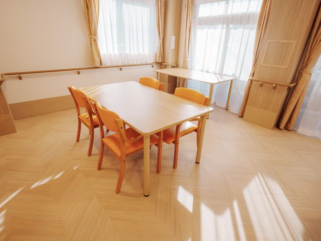 自然光溢れるダイニングルーム ダイニングルーム 自然光がたっぷり差し込む明るい空間が特徴のダイニングルームです。広々としており、快適に過ごせます。