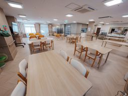 自然光差し込む食堂