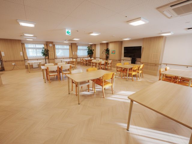 明るい共有スペース ラウンジ 広々とした明るい空間で、多目的に利用できる共有スペースです。自然光が心地よい環境です。
