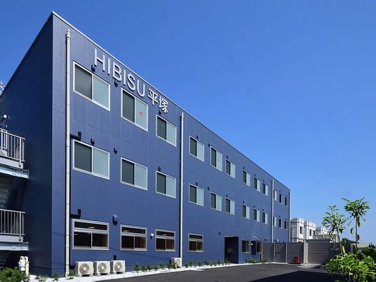 青い建物外観  