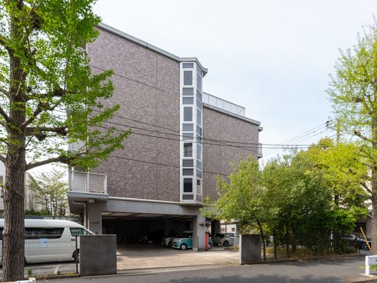 緑に囲まれた建物の外観