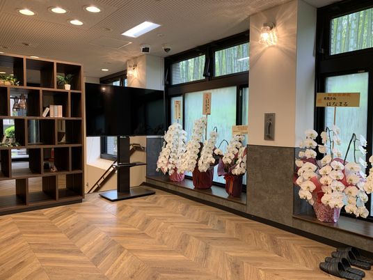 お手入れされた明るいロビー