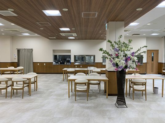 広々とした食堂エリア