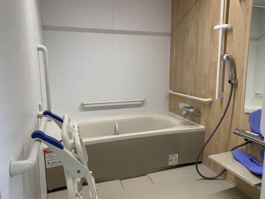 明るいバリアフリーの浴室