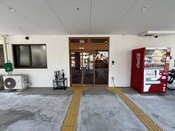自動販売機のある入口
