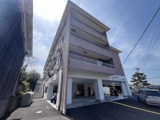 大きな建物の外観