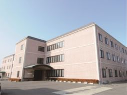 ピンクの外壁の建物エントランス